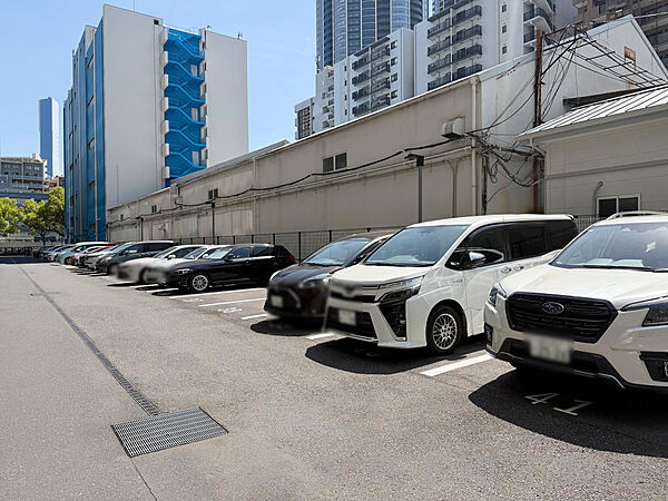 敷地内に駐車場ございます。最新の空き状況は担当までお問い合わせください。