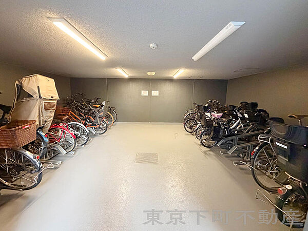 敷地内に駐輪場ございます。最新の空き状況は担当までお問い合わせください。