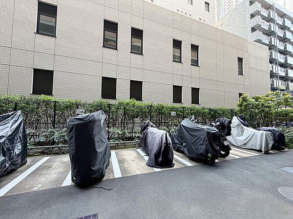敷地内にバイク置き場ございます。最新の空き状況は担当までお問い合わせください。