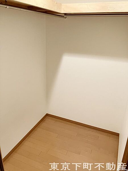 【洋室WIC】スーツケースやゴルフバッグなど、大型荷物の収納にも便利なWIC。置き場所に困る重い荷物も、出し入れしやすく収まります。
