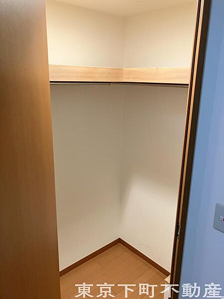 【サービスルームWIC】洋服だけでなく、趣味の道具や季節家電の保管にも活躍するWIC。かさばる荷物を一箇所にまとめて、居室を広く使えます。