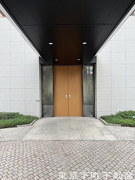 ホテルライクなエントランス。 重厚感のある雰囲気で居住者・来客者を迎えてくれます。