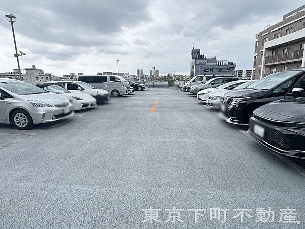 屋上駐車場敷地内に駐車場ございます。最新の空き状況は担当までお問い合わせください。