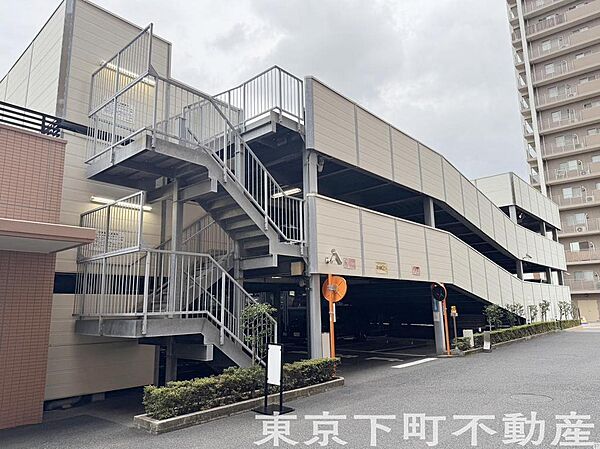 敷地内に駐車場ございます。最新の空き状況は担当までお問い合わせください。