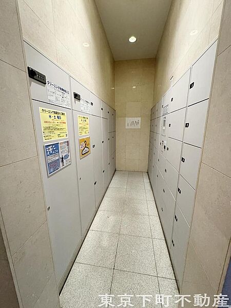 不在時でも荷物を受け取れる宅配ボックスを完備。共働きや外出が多いご家庭でも、再配達の手間なくスムーズに受け取れます。