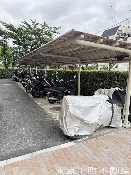 敷地内にバイク置き場ございます。最新の空き状況は担当までお問い合わせください。