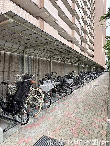 敷地内に駐輪場ございます。最新の空き状況は担当までお問い合わせください