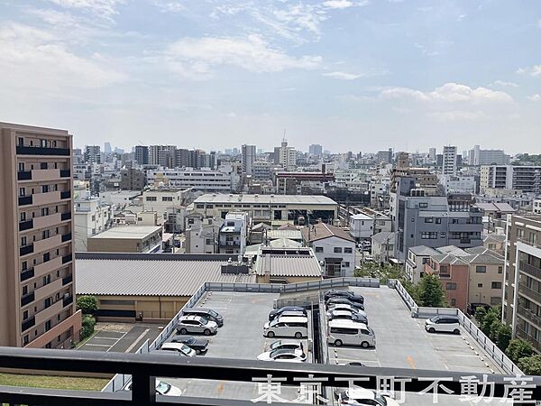 空を広く感じられる気持ちの良い眺望。毎朝カーテンを開けるのが楽しみになるような、開放感に満ちた景色です。