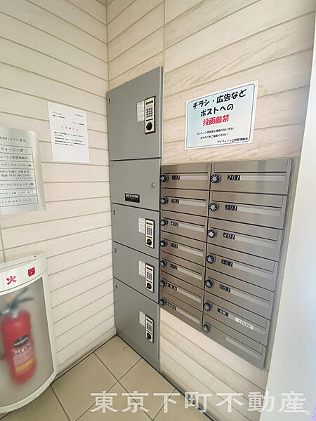 不在時でも荷物を受け取れる宅配ボックスを完備。共働きや外出が多いご家庭でも、再配達の手間なくスムーズに受け取れます。