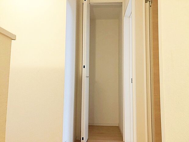 【2階廊下収納】 収納スペースを使いやすい場所に設えることで、居住空間をスッキリ保てます。