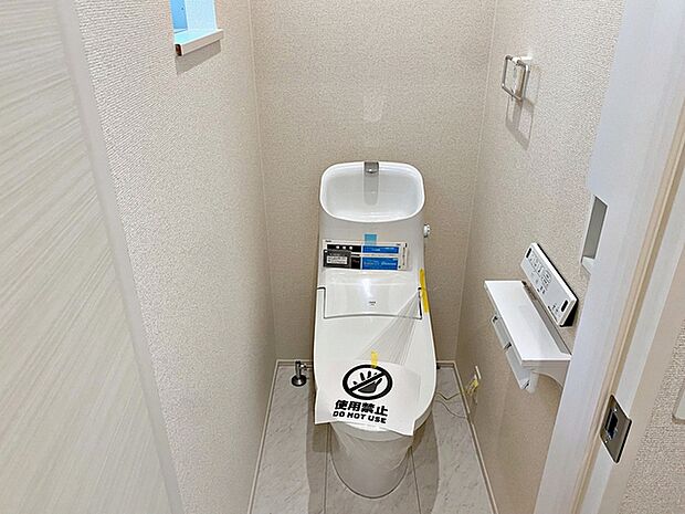 温水洗浄機能の付いた快適なトイレ  1、2階共にシャワー機能付！小窓が付いている為換気もスッキリして頂けます。  