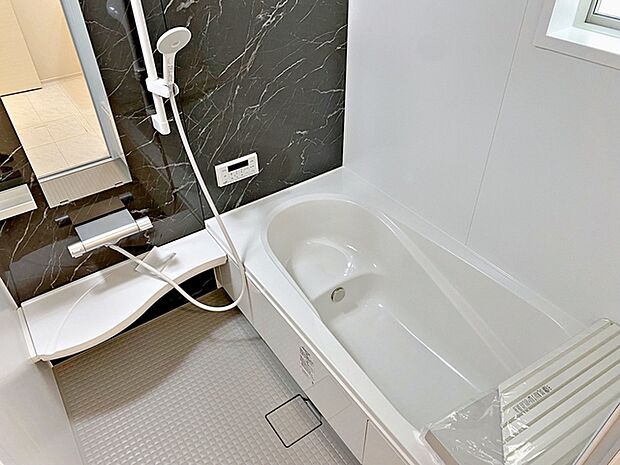 広々1坪サイズの浴室で1日の疲れをゆったりと癒してくれます！  ステップ付きの浴槽は節水効果も。 