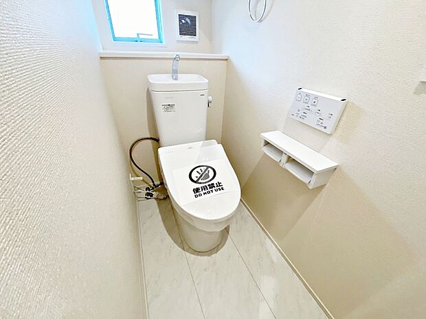 温水洗浄機能の付いた快適なトイレ 