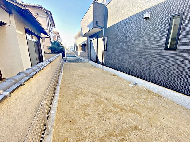 庭があり物置小屋などの設置も可能。1階リビングからの掃き出し窓には開け閉め楽々シャッター式雨戸を設置済。広さがあり、ガーデニングなどの趣味のスペースとしても活用できます。 