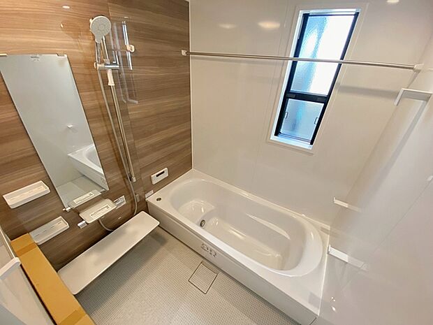 エコベンチ浴槽を採用！快適な半身浴のためのベンチスペースは節水にも効果を発揮します  1坪サイズで、お子様ともゆったり入れます