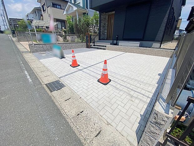 並列2台駐車可能なゆとりあるカースペース。目の前が駐車場だと雨の日も大量にお買い物をした時も便利 