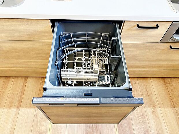 毎日の家事にゆとりを与えてくれる食器洗浄乾燥機。洗浄から乾燥までワンタッチで済ませてくれ、環境と手肌にやさしい設備です。 