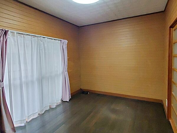 【洋室】 バルコニーに面した洋室は視覚的にも広がりがでる開放的な空間になります。