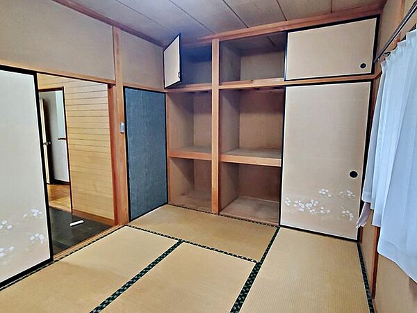 【2階和室】押入付きの和室。布団もすぐ出し入れでき、お昼寝、来客のお泊まりにすぐ対応できます。
