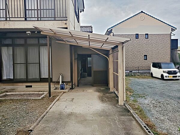 屋根付きカースペースで大切な車を雨から守れます。