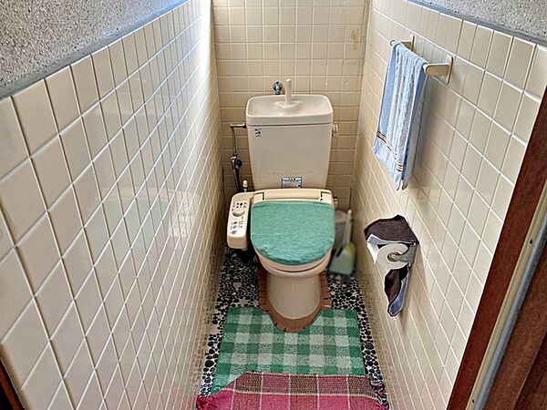 窓付きのトイレで換気もしっかりできます。