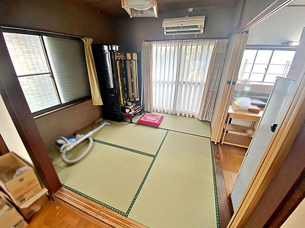 ダイニングキッチンに隣接の和室はご家族でくつろぐのに便利です