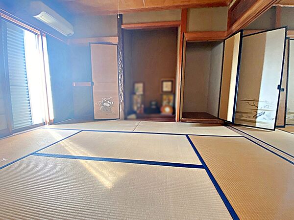 床の間付きの情緒漂う和室。収納もしっかりついているので、おもてなしにも便利