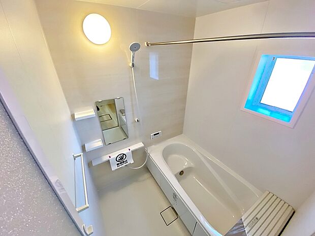 浴室は1坪タイプで親子一緒に入浴しても広くご利用できます！ステップ付きの浴槽は節水効果も。 