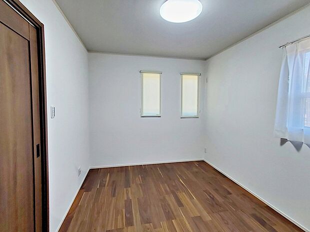 【洋室6帖】2階居室は全室収納付きで広さ6帖以上です。2面採光で明るい居室になっています。