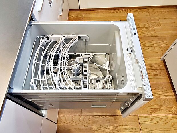 【食器洗浄乾燥機】毎日の家事にゆとりを与えてくれる食器洗浄乾燥機。洗浄から乾燥までワンタッチで済ませてくれ、環境と手肌にやさしい設備です。
