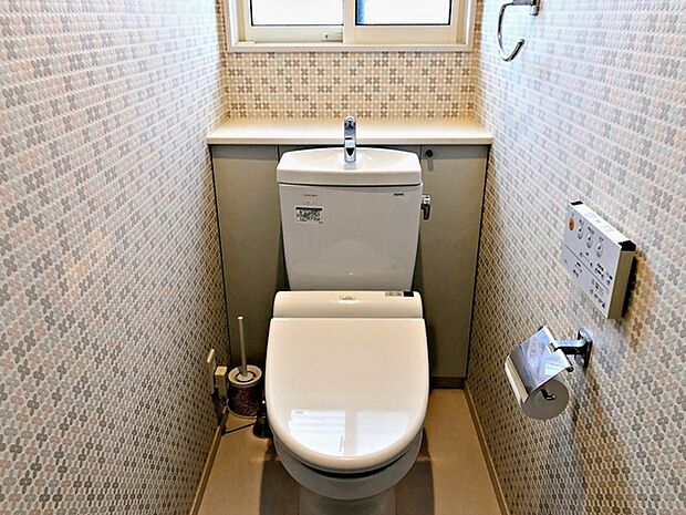 1，2階にトイレがあります。快適な温水洗浄便座付きです！