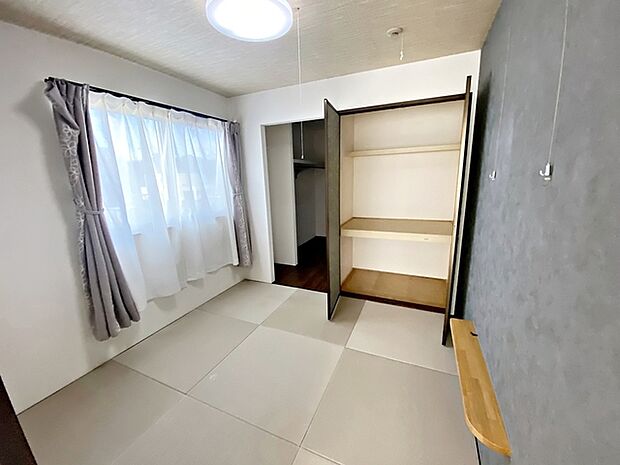 【2階和室4.5帖】 南側洋室とつながった和室です。寝室利用がおすすめの落ち着きある空間です。