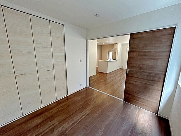 【1階洋室4.5帖】 リビングと続き間の洋室。オープンにして大空間にしたり、クローゼットもあるので個室として使用することもでき便利です。