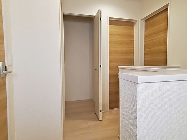 【2階廊下収納】 豊富な収納。収納スペースを使いやすい場所に設えることで、居住空間をスッキリ保てます。