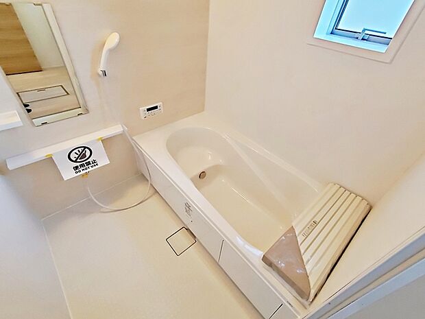 広々1坪サイズの浴室で1日の疲れをゆったりと癒してくれます！  ステップ付きの浴槽は節水効果も。  