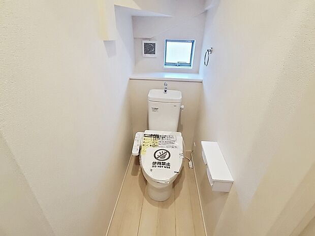 温水洗浄機能の付いた快適なトイレ  トイレは各階に1つずつあるので、1階と2階を行き来する必要がありません。   