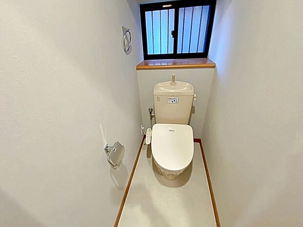 1，2階にトイレがあります。快適な温水洗浄便座付きです！  窓付きのトイレで換気もしっかりできます。 （洗浄暖房便座1F、2F交換済）