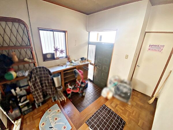 窓から豊かな陽光が注ぐ明るい玄関です。シューズボックス付きです。