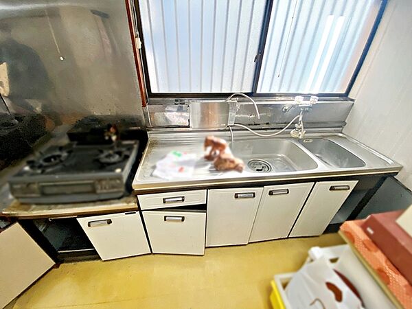 お皿や調理器具をたくさんしまっておける収納がたっぷりのキッチン。 自然光が入る窓のあるキッチンです！