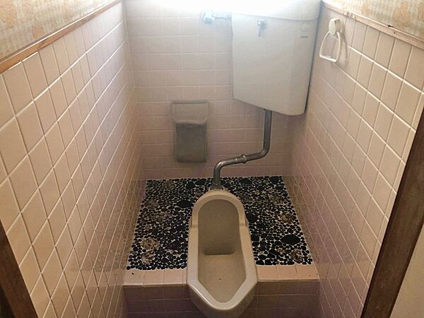 窓付きのトイレで換気もしっかりできます。