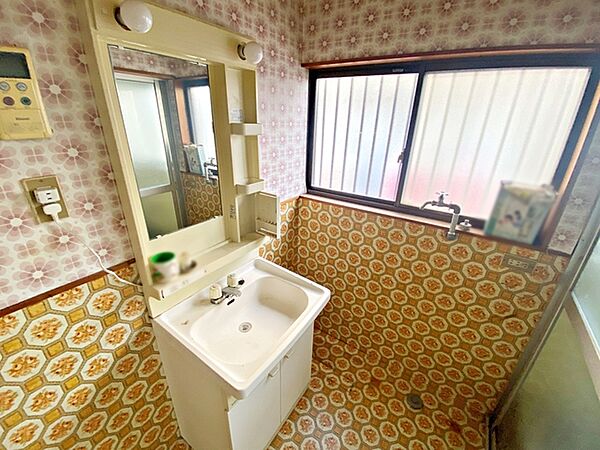 大きな窓があるので換気効率の良い洗面室です。
