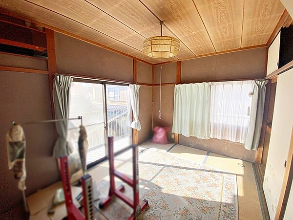 収納の付いた和室。座布団やお布団なども仕舞っておけますね。