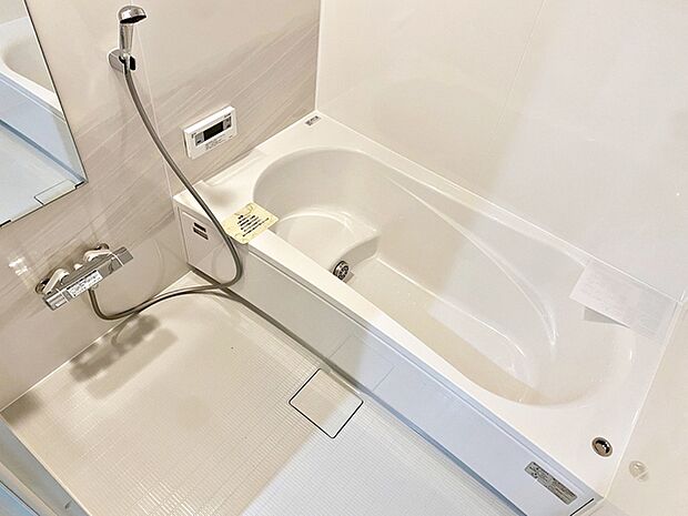 浴室は1坪タイプで親子一緒に入浴しても広くご利用できます！ステップ付きの浴槽は節水効果も。 