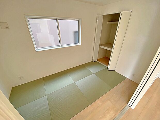 デザイン性のある縁無畳を使った和室は、収納場所を設けており一つのお部屋としてもご利用可能です