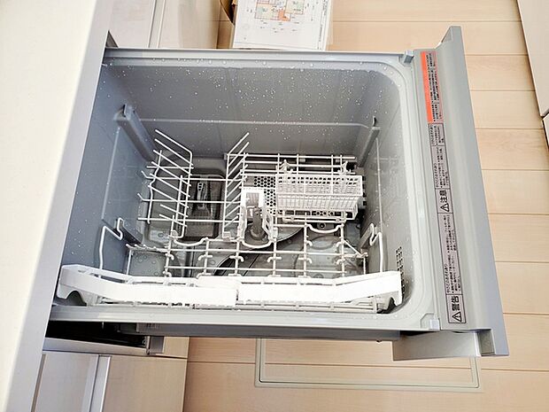 【食器洗浄乾燥機】ゆっくりお料理やおしゃべりを楽しんでいる間も、食洗機が働いてくれます。 