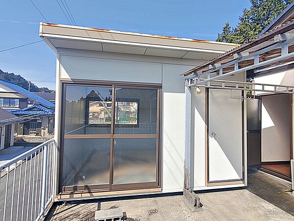 【ミニハウス】 趣味を楽しむプライベート空間として活用することも可能です  使用頻度が少ないもの、季節的なものの収納にも便利です。