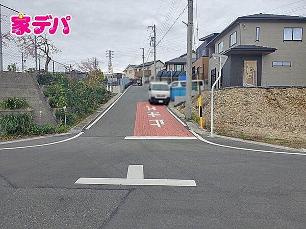 前面道路が約5.9ｍと広いので運転が苦手な方にも安心です