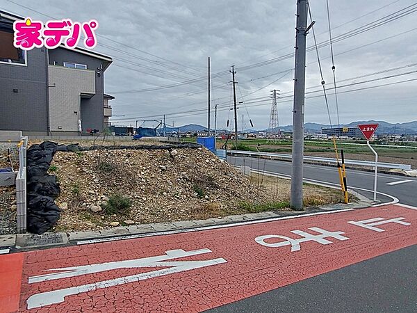 豊川駅東区画整理事業地区内で道路も綺麗です。 国道151号線に出やすく豊川ICへのアクセスも良好です。