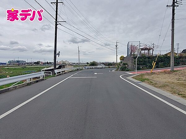 前面約8.6ｍ幅の道路に面しており、通行や駐車の際に余裕がある広さです。運転が苦手な方でもラクラク