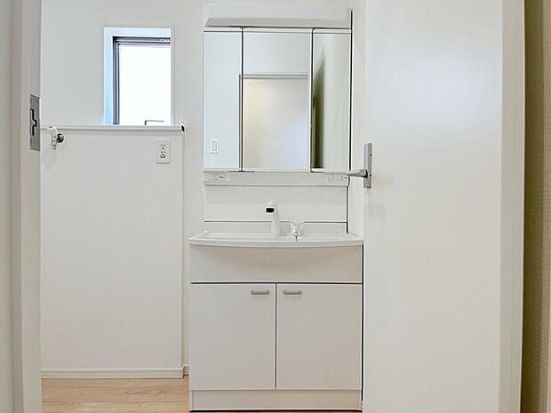 【施工例】洗髪・洗面・化粧などができる機能と収納スペースを一体化した洗面台です。 